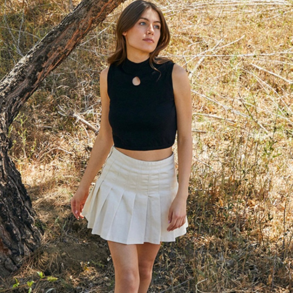 John Galt Keyhole Sleeveless Cropped Sweater-Black